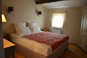 Donnant sur le parc, la chambre de l'appartement Mistral & Daudet est traversée de lumière.