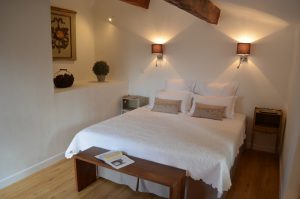 La suite Pagnol propose une chambre épurée et lumineuse