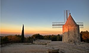À 40 minutes de la maison d’hôtes Campagne Chastel, la visite Alpilles vous conduit le long de la Durance jusqu’à Tarascon : montagne rocailleuse, champs d’oliviers et d’amandiers, comparés par le poète Frédéric Mistral, aux paysages grecs. Tout près de là vivait son ami, le poète Alphonse Daudet.