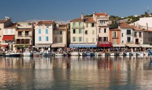 À 30 minutes de la maison d’hôtes Campagne Chastel, la visite Marseille Cassis vous emmène à la découverte de la cité phocéenne fondée en 600 av JC. Depuis le vieux port, embarquez pour admirer les eaux turquoises de la Méditerranée et le spectacle grandiose des Calanques de Sormiou, Morgiou, En Vau, Port Pin, Port-Miou jusqu’à Cassis, ravissant petit port de pêche.