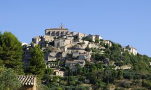 À quelques kilomètre de la Campagne Chastel, maison d'hôtes et gîte à Aix-en-Provence, l'abbaye de Sénanque est un joyau de l'architecture cistercienne, entouré de champs de lavande, à découvrir durant la visite Lubéron.