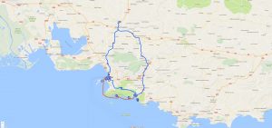 À quelques kilomètre de la Campagne Chastel, maison d'hôtes de charme à Aix-en-Provence, la visite Marseille Cassis offre une vue sur la mer Méditerranée et une possibilité de découverte des Calanques en bateau.