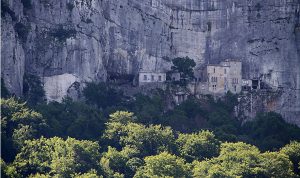 À 45 minutes de la Campagne Chastel, maison d'hôtes et gîte à Aix-en-Provence, la visite Sainte-Baume vous conduit à la grotte de Sainte Marie Madeleine qui domine le plateau et la forêt domaniale