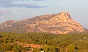 Parmi les visites en Provence, la ville d'Aix-en-Provence est une étape à ne pas manquer.